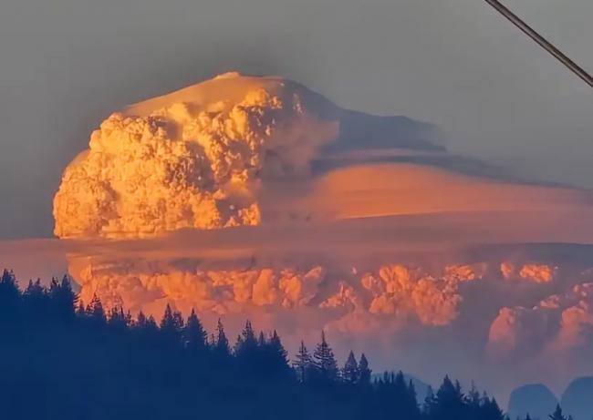 卑诗山火催生末日奇观 巨大火积云200公里外可见 卑诗山火催生末日奇观 巨大火积云200公里外可见