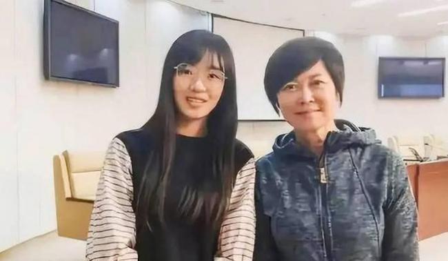 原来她是敬一丹女儿 嫁英国富豪到农村做公益