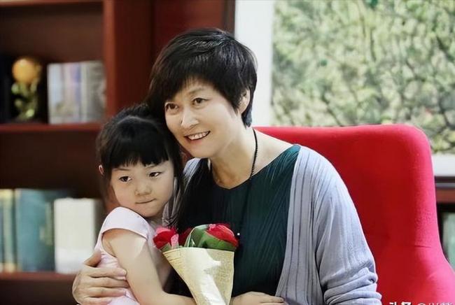 原来她是敬一丹女儿 嫁英国富豪到农村做公益