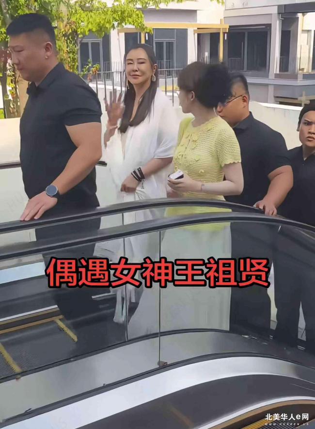 慎入：王祖贤终于摘掉了口罩和墨镜