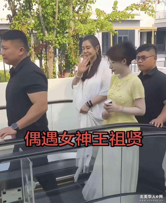 慎入：王祖贤终于摘掉了口罩和墨镜