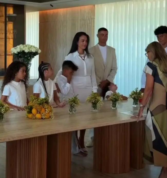 球星C罗客厅办婚礼 前柜姐不甘心要补办庆祝宴