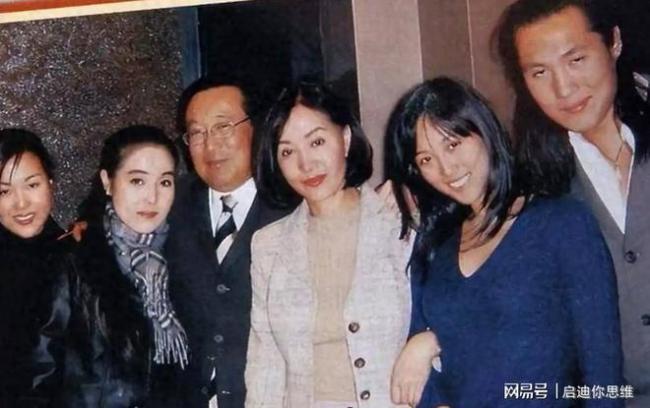 她布局40年：击败3个情妇 最终独吞70亿遗产