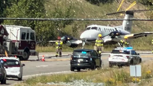 罕见! 双引擎飞机紧急迫降卑诗公路 撞2车1人死