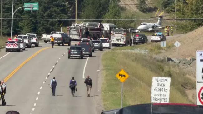 罕见! 双引擎飞机紧急迫降卑诗公路 撞2车1人死