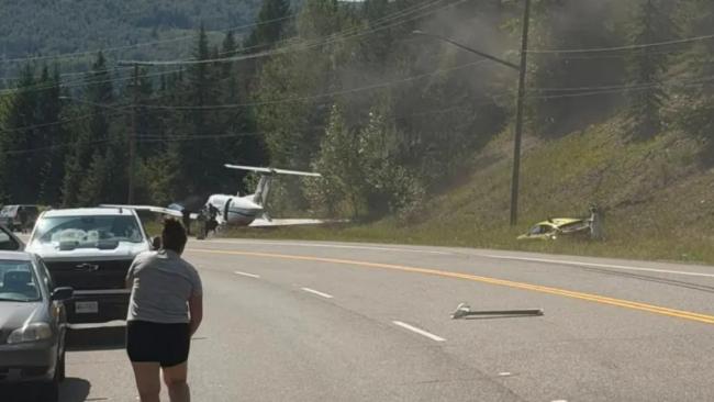 罕见! 双引擎飞机紧急迫降卑诗公路 撞2车1人死