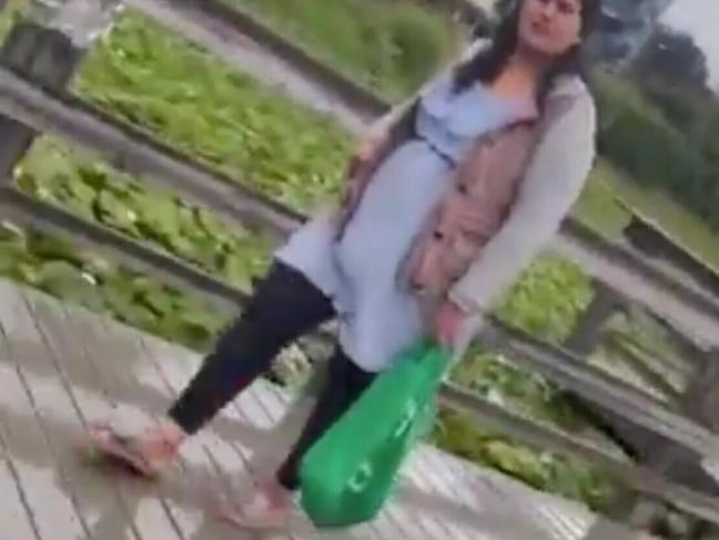 加拿大印度女子往湖里狂倒垃圾 警方上门罚00