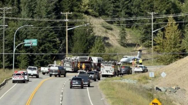 突发! 飞机紧急迫降卑诗公路撞多辆汽车 1死多伤
