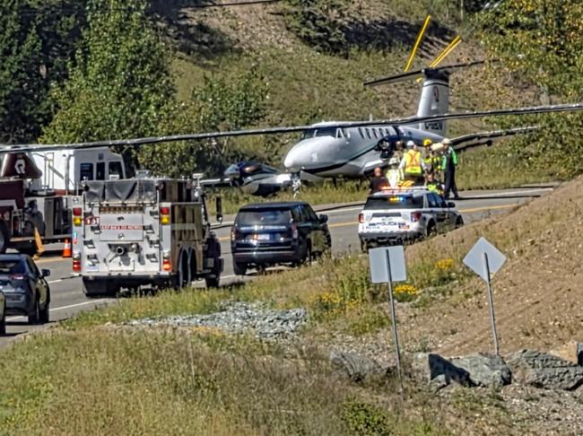 突发! 飞机紧急迫降卑诗公路撞多辆汽车 1死多伤
