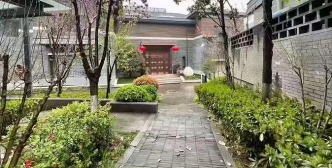 坐拥独栋花园别墅的56岁张嘉译 私下究竟多壕