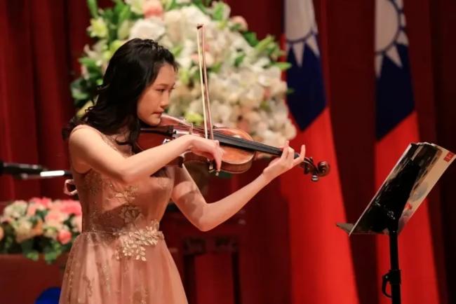 蒋家第五代出才女 获6美国名校Offer 拉一手好琴