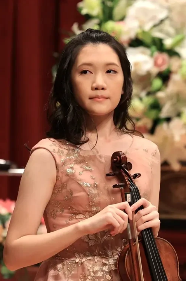 蒋家第五代出才女 获6美国名校Offer 拉一手好琴