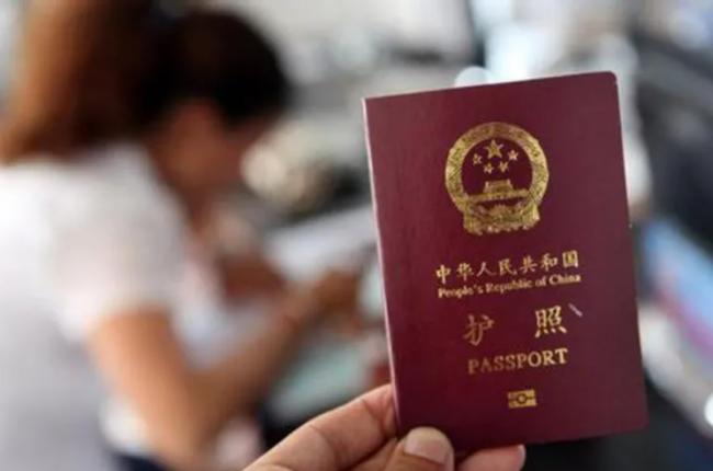 华人被判重罪! 找中国保姆后收走护照, 刀架脖子
