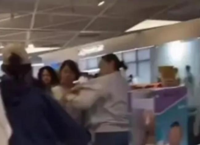 “全世界讨厌中国人” 中法女子冲突视频疯传