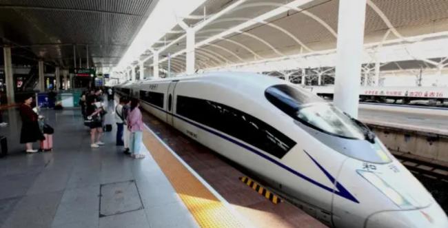 中国铁路客量首8月突破33亿人次 外籍旅客飙三成 中国铁路客量首8月突破33亿人次 外籍旅客飙三成