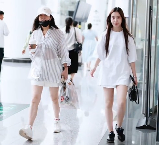 赵薇16岁女儿近照：留长发气质大变 海外求学
