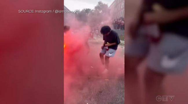 彻底失控! 加拿大数千名大学生骚乱 特警队出动 彻底失控! 加拿大数千名大学生骚乱 特警队出动
