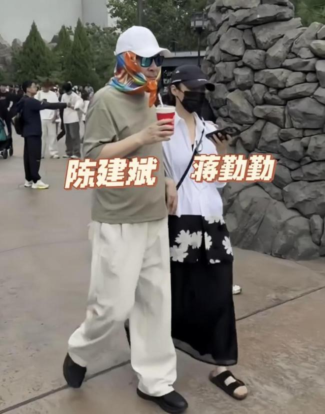 陈建斌一家现身罗马 他穿黑衣挺大肚很苍老 陈建斌一家现身罗马 他穿黑衣挺大肚很苍老