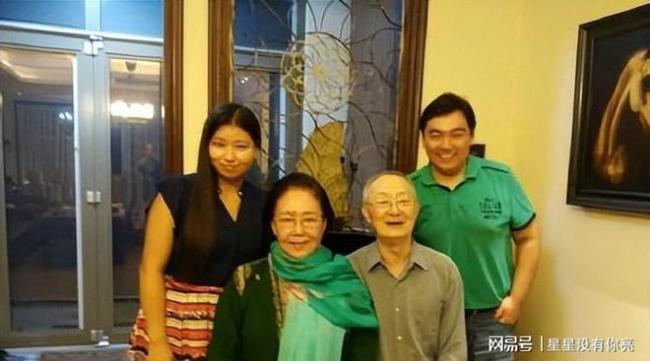 76岁斯琴高娃定居北京养老 坐轮椅身体消瘦