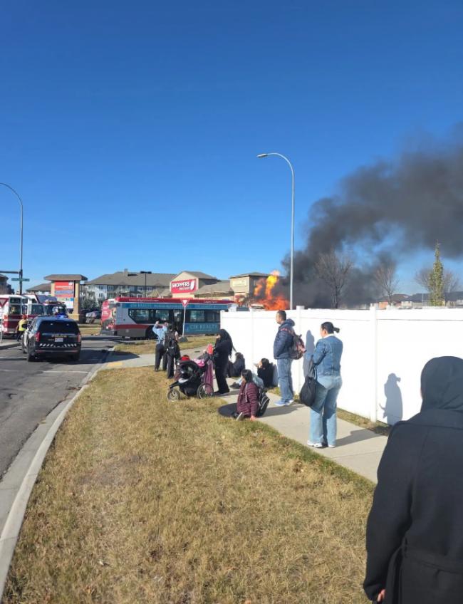 突发惨剧! 加拿大两公交车相撞爆燃, 3死19伤 突发惨剧! 加拿大两公交车相撞爆燃, 3死19伤