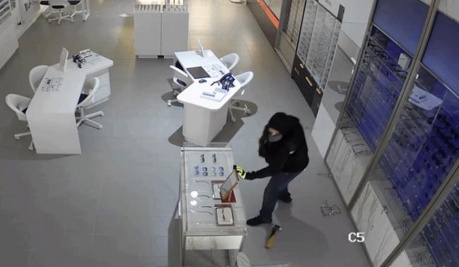 蒙面贼持锤闯本拿比商场，华裔眼镜店主三遭爆窃