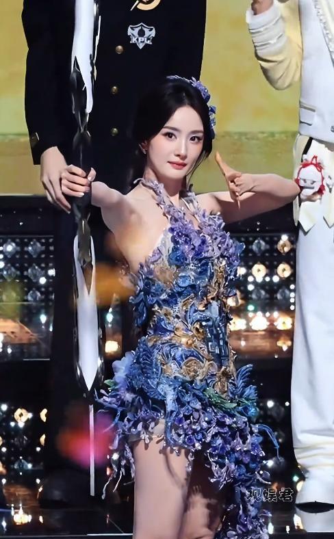 这身材也能当顶流？杨幂出席活动 大腿粗全是肉